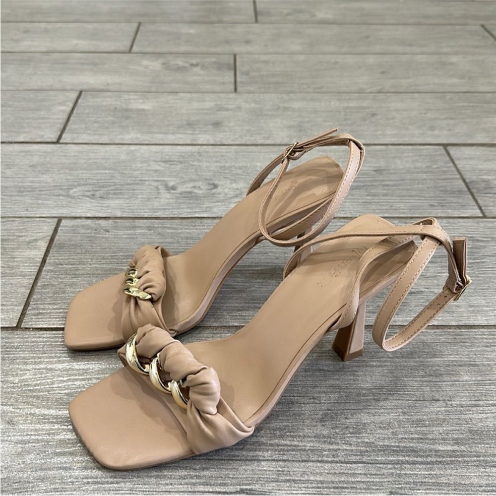 Nordstrom Beige Heels with Gold Chain - New Without Box - Picture 4 of 7